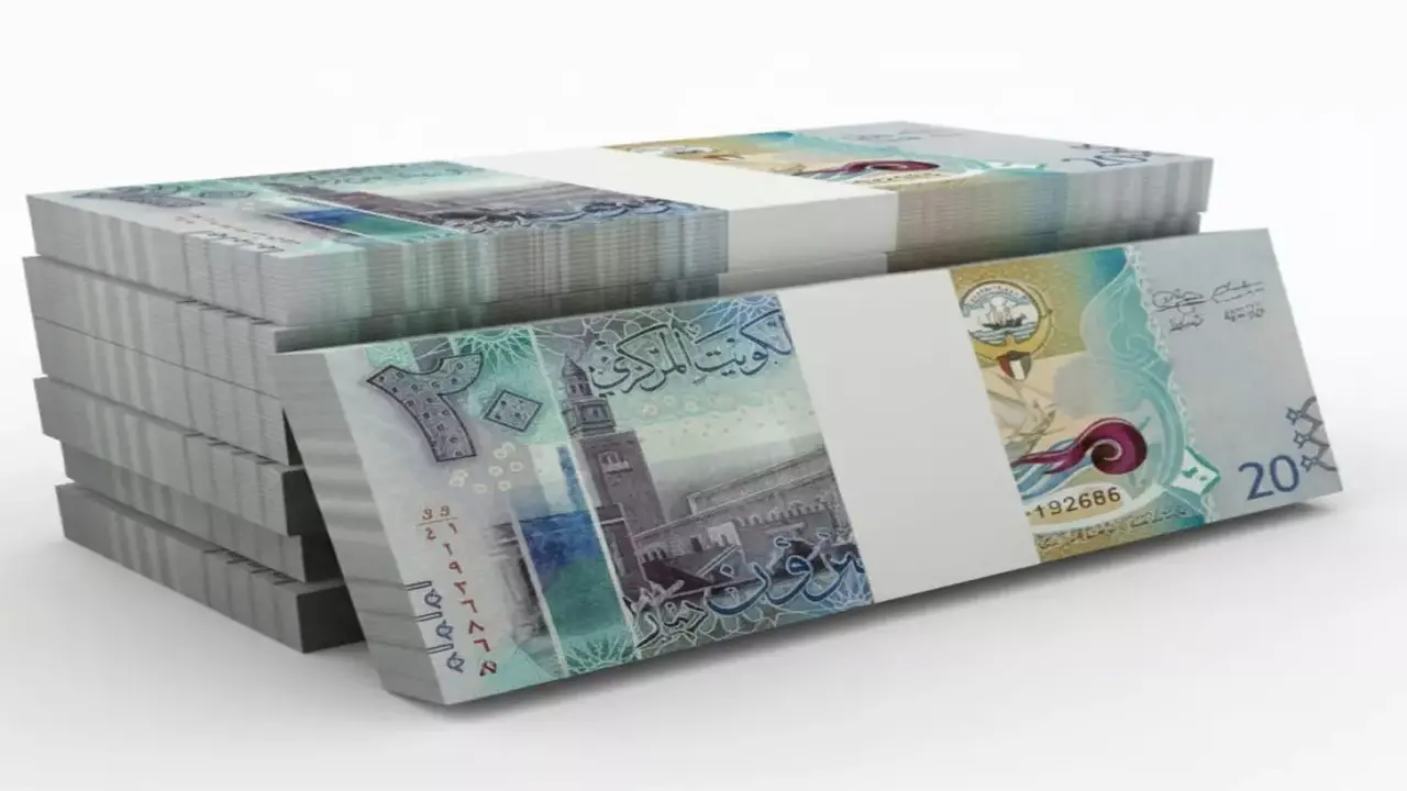 فارق 6.5 جنيه في أسعار الدينار الكويتي يكشف استغلالًا بنكيًا يضر المصريين